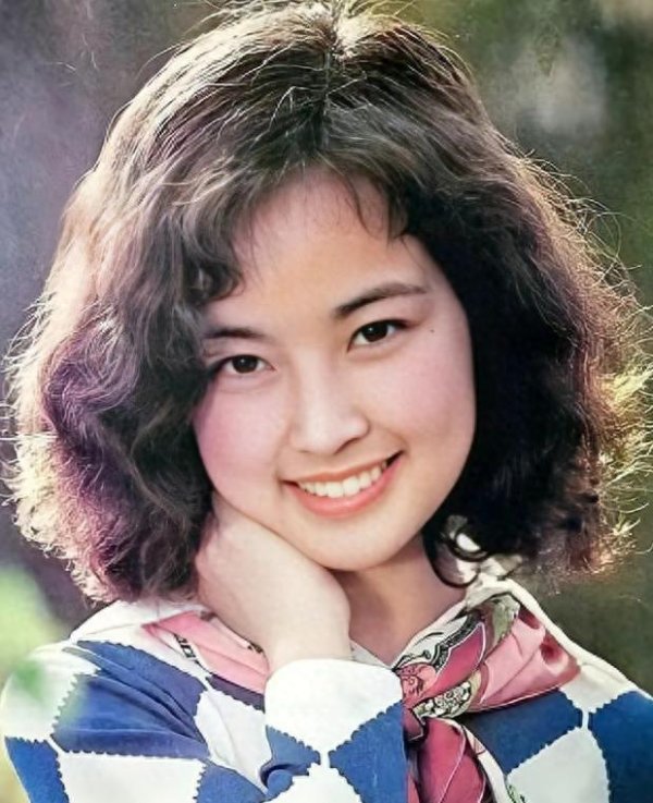 万店优配 1993年，刘晓庆采访惹李讷不满，指责：你怎么会问出这样的问题？