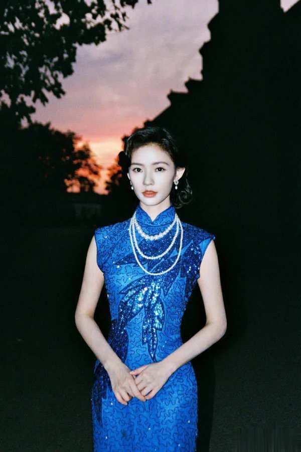 云策略 林允这组夜光旗袍照有点东西